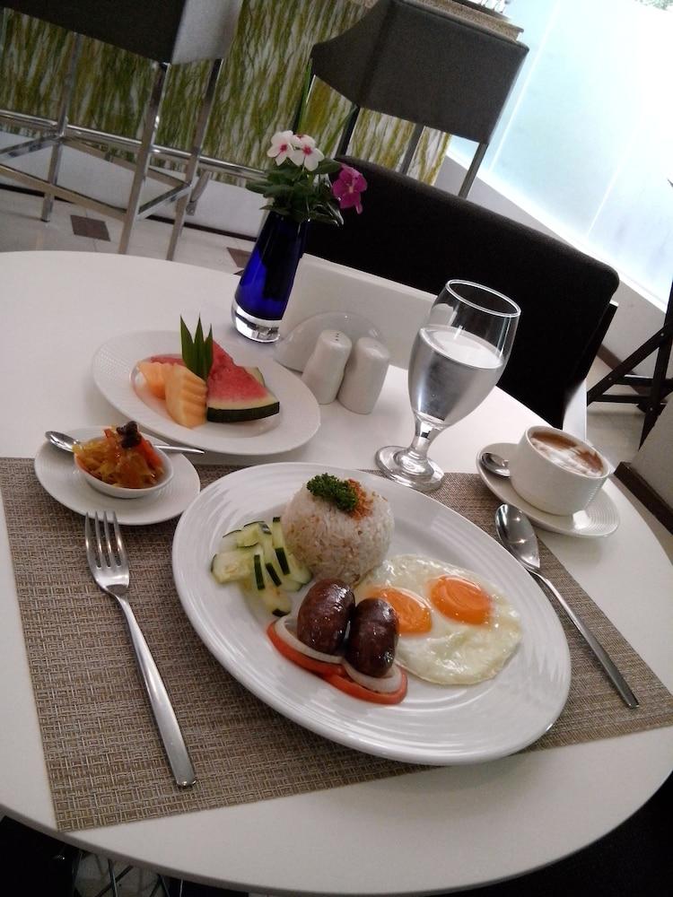 The Harvest Hotel Managed By Hii Cabanatuan City Exterior foto