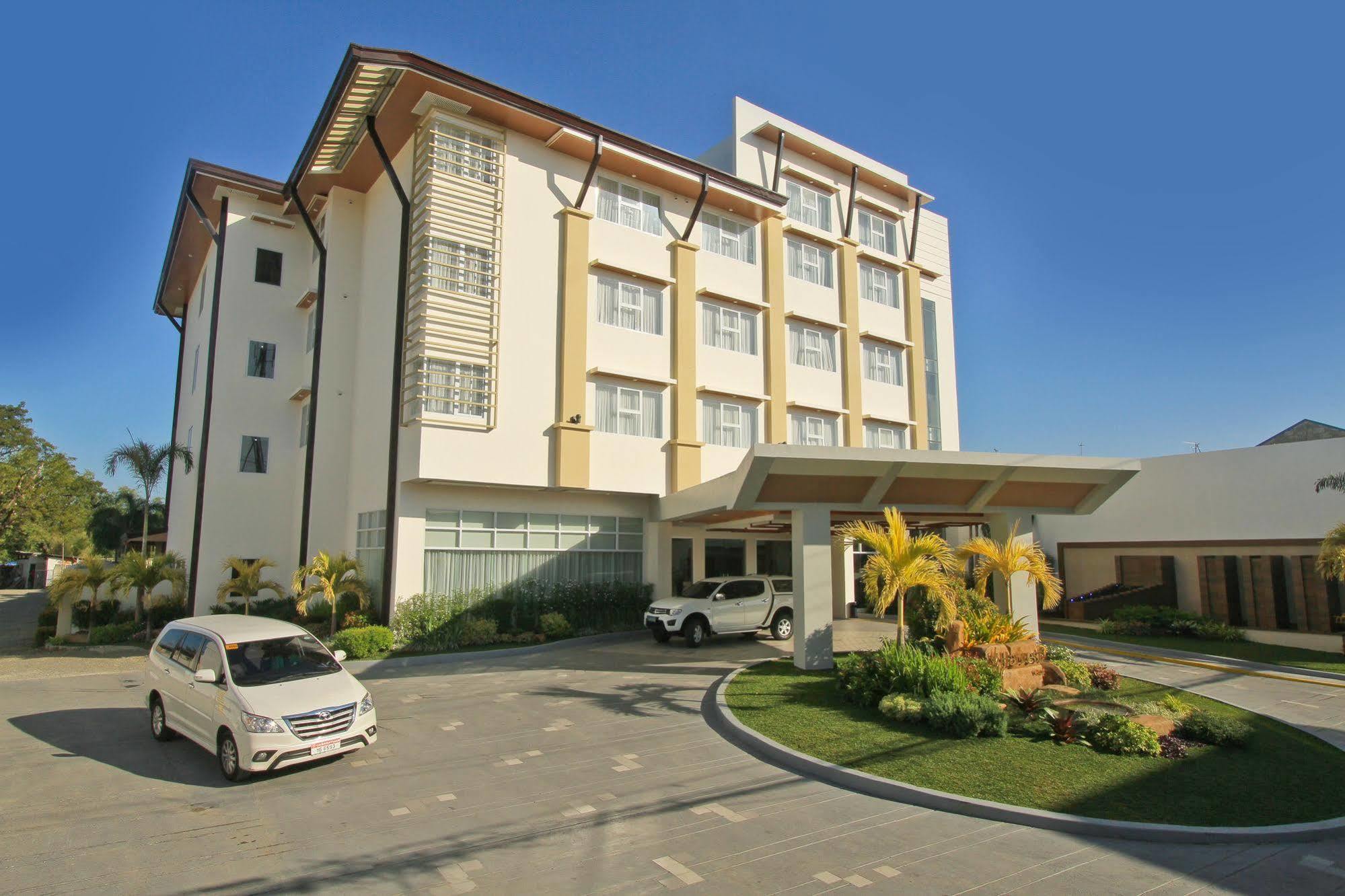 The Harvest Hotel Managed By Hii Cabanatuan City Exterior foto